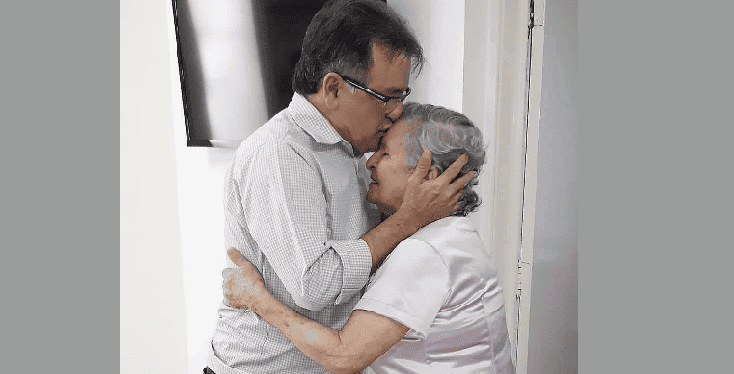 Merlong Solano com sua mãe Maria Amélia