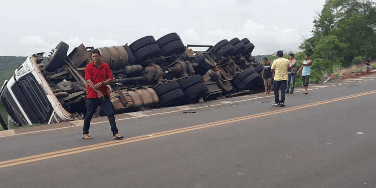 Acidente com carreta deixa feridos em Picos