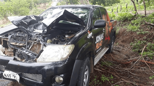 Veículo do cantor ficou bastante destruído