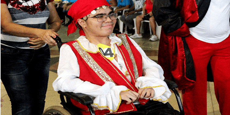 Cadeirante é hospitalizado após cair em baile de pré-carnaval