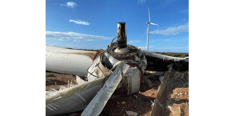 Torre eólica cai em Parnaíba