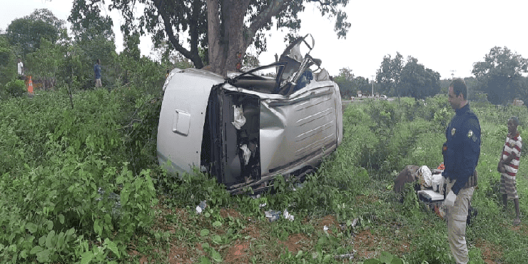 Motorista morre ao colidir contra árvore