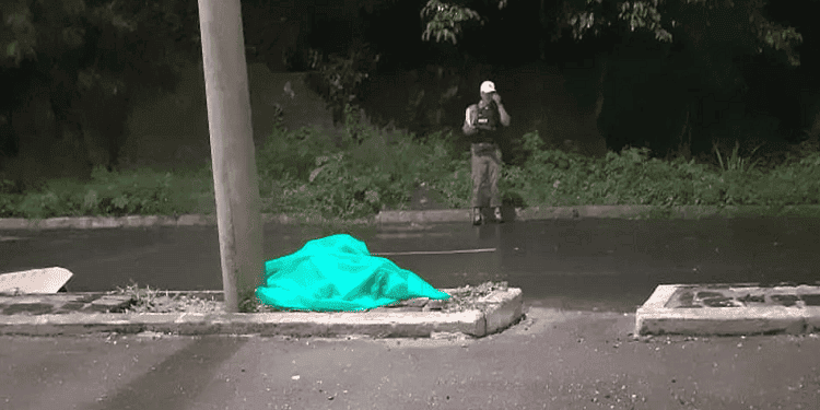 Motociclista colide contra poste e morre na zona Sul