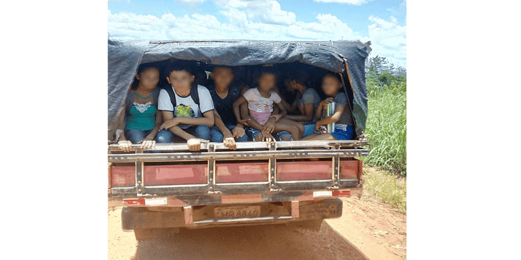 Imagem de crianças transportadas em pau de arara gera revolta na Web
