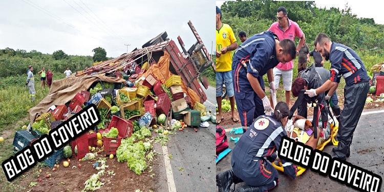 Caminhão carregado de frutas tomba em cocal