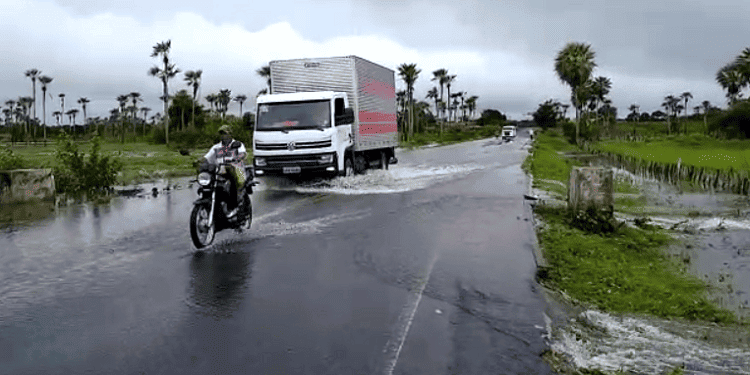 Água de riacho invade a PI-113 entre Barras e Cabeceiras