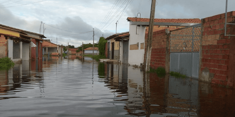 Ruas do bairro Xique-Xique, em Barras, estão alagadas