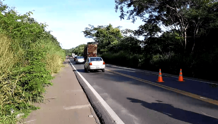Caminhão em pane interdita parcialmente a BR-316 em Altos