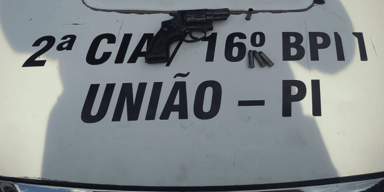 Adolescente de 16 anos é flagrada com arma de fogo