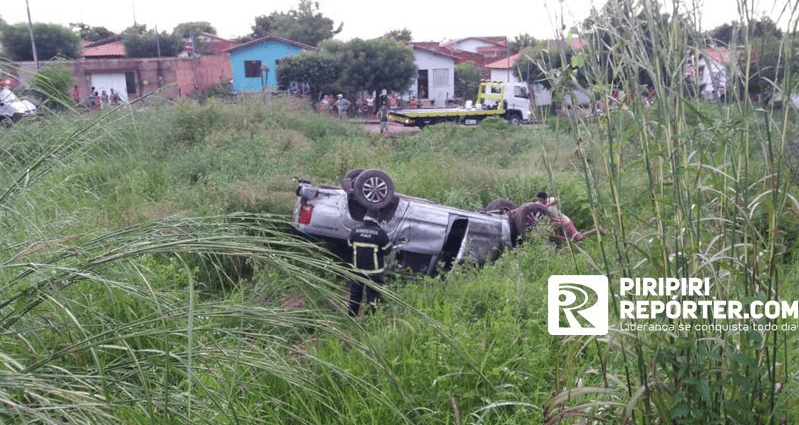 Veículo com cinco pessoas capota em Piripiri