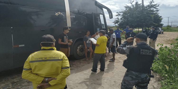 ônibus clandestino é barrado em Picos