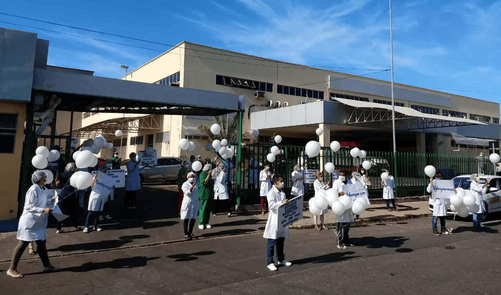 Enfermeiros fazem protesto em frente ao HUT