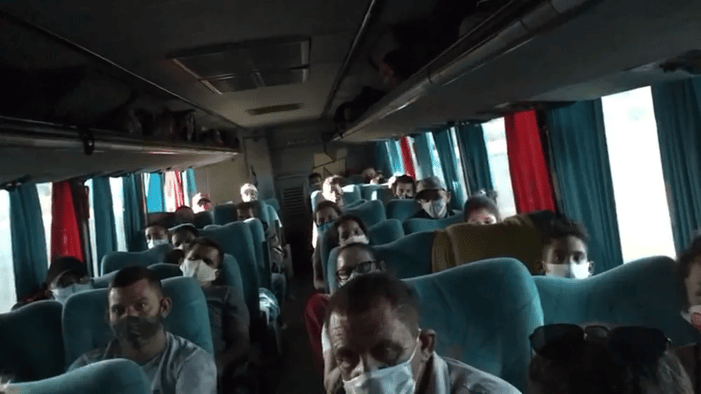 Passageiros de ônibus clandestino