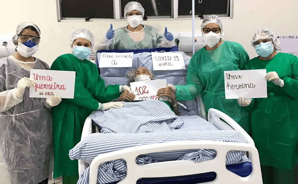 Paciente de 101 anos recebe alta hospitalar após infecção por coronavírus