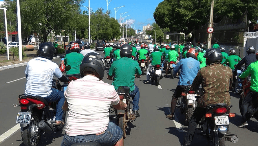 Motoristas e cobradores fazem protesto em Teresina