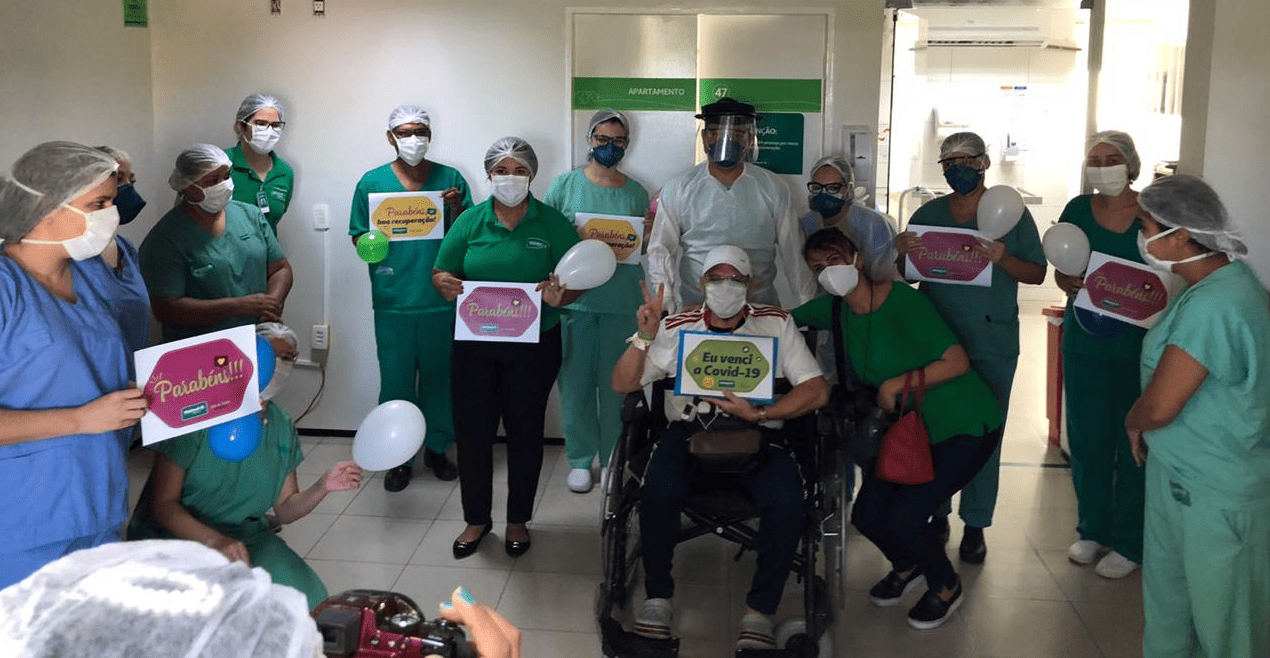 Médico cubano é curado da Covid-19 e recebe homenagens ao deixar hospital
