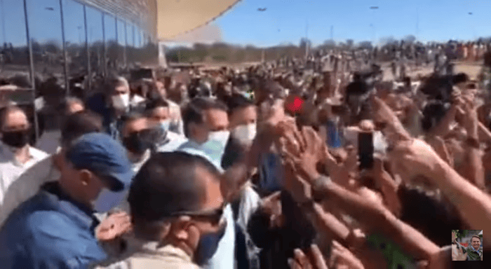 População desrespeita isolamento social para recepcionar Bolsonaro no Piauí