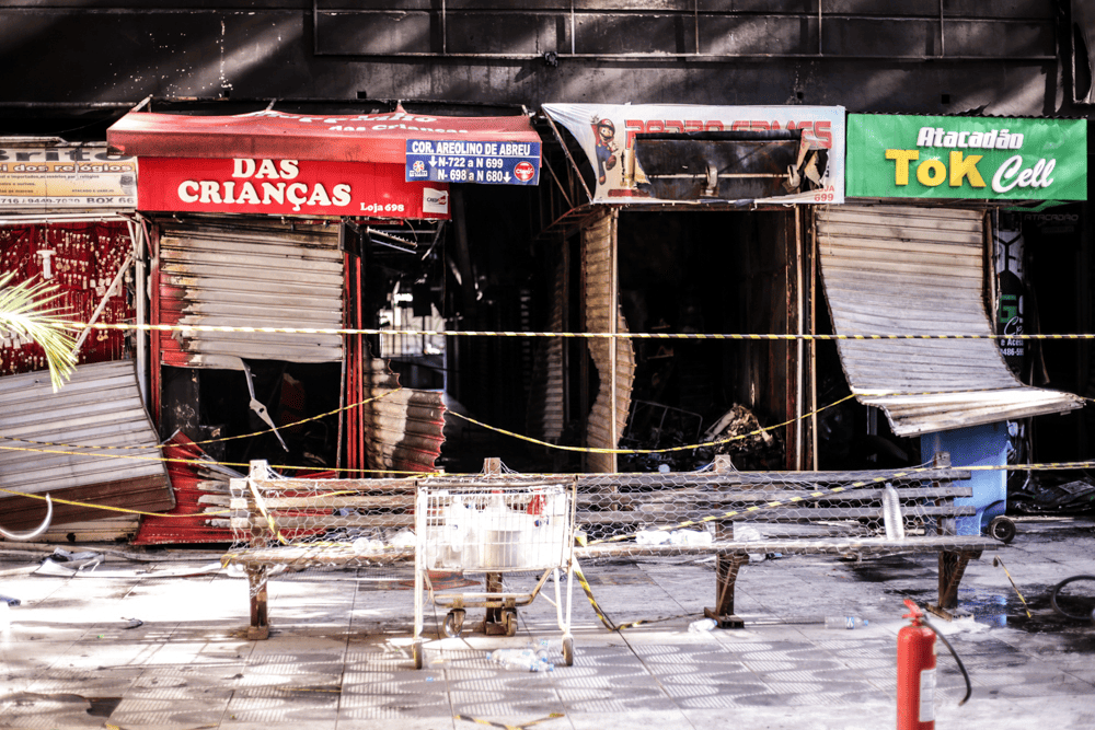 Lojas destruídas em incêndio no Shopping da Cidade