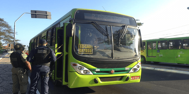 Ônibus são fiscalizados após descumprimento de decreto