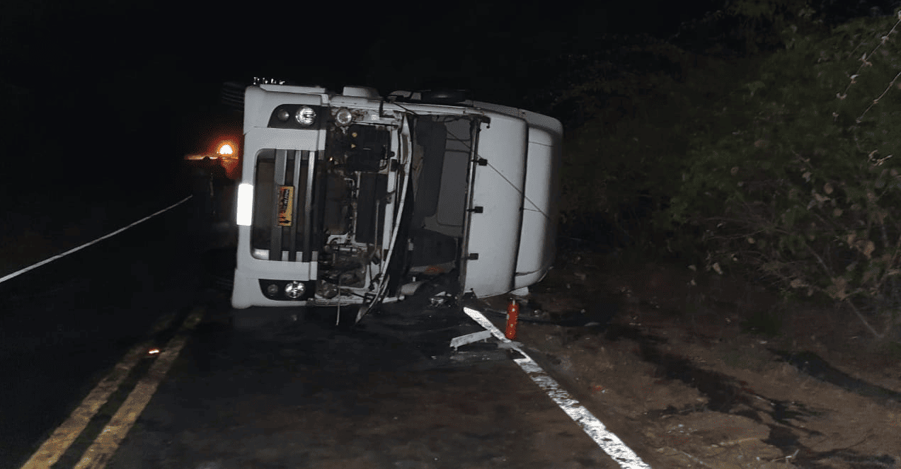 Carreta tomba na BR-135 e deixa dois feridos