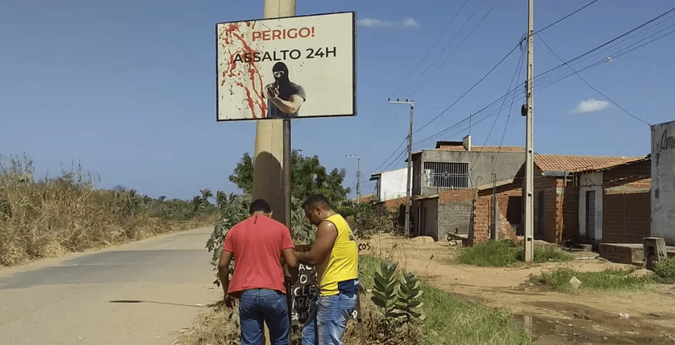 Moradores colocam placas para alertar população sobre risco de assalto