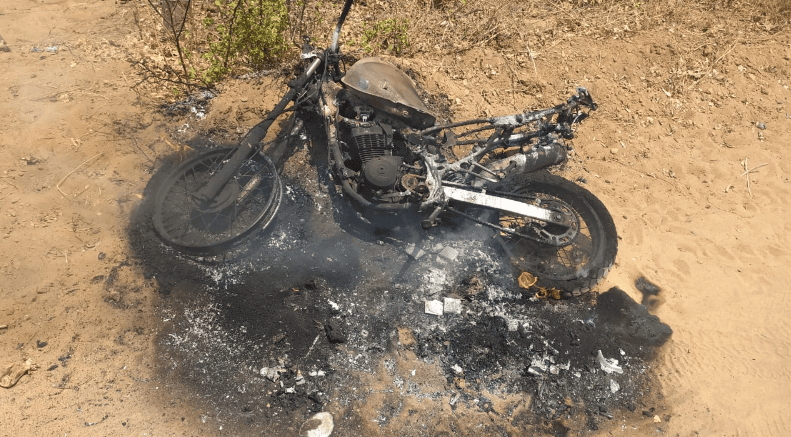 Grávida é agredida pelo namorado e tem moto incendiada