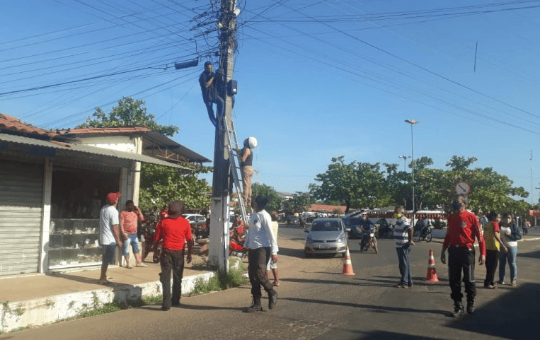 Homem é resgatado ao tentar se jogar de poste em Barras