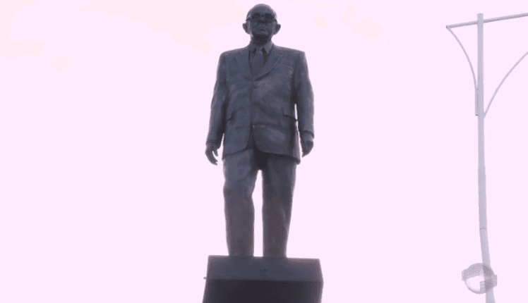 Estátua em homenagem ao ex-governador Alberto Silva na Av, Frei Serafim