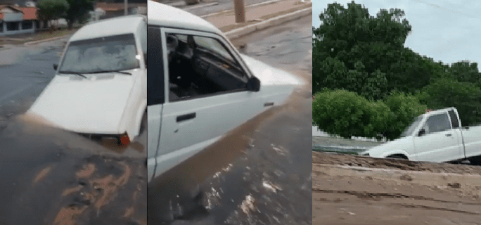 Cratera se abre e carro fica preso na avenida Henry Wall de Carvalho