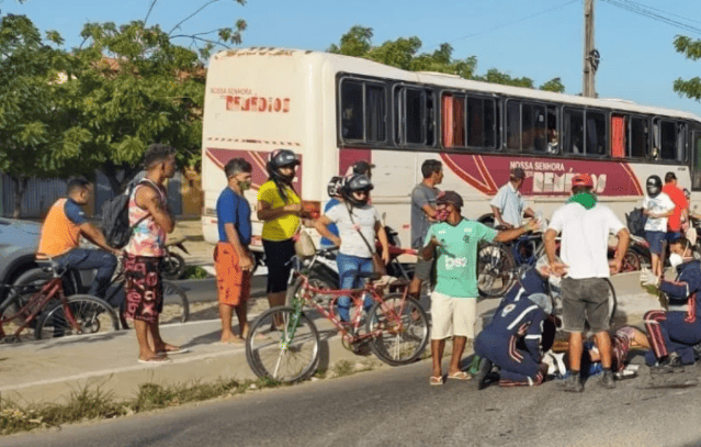 Ciclista tem perna esmagada por ônibus