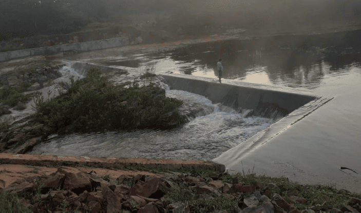 Açude Caldeirão 'sangra' ao atingir sua capacidade máxima em Piripiri