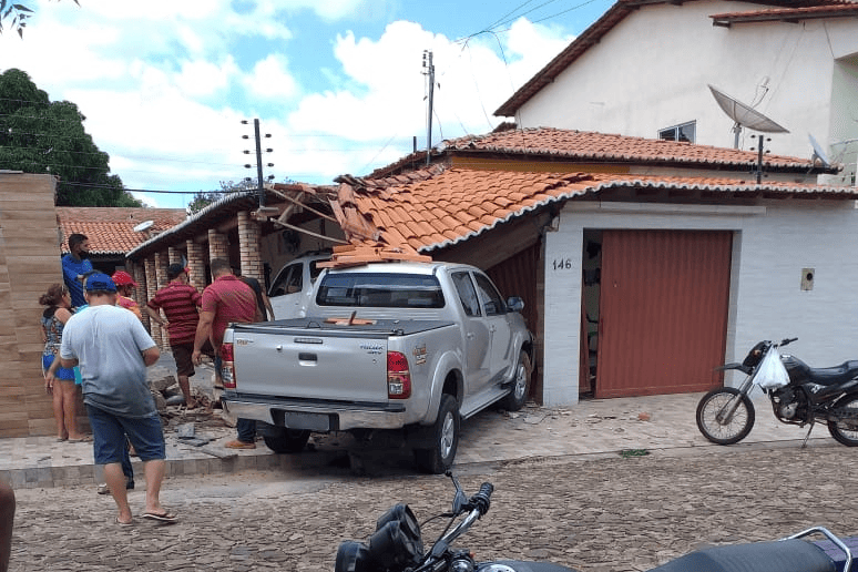 Motorista passa mal, perde controle de carro e derruba muro de casa