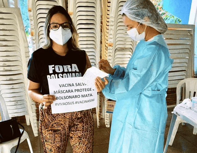 Jovem que perdeu pai e mãe para Covid, é vacina em Teresina