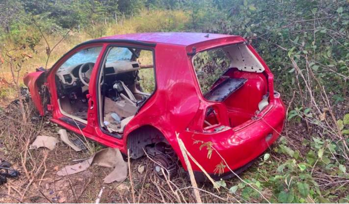 Carro roubado é encontrado depenado