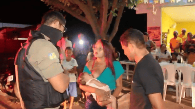 Homem pede mulher em casamento durante baculejo da PM