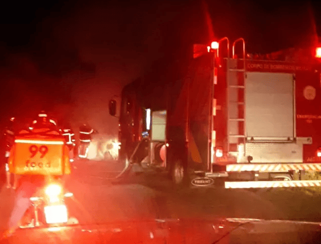 Carro pega fogo na zona Norte de Teresina