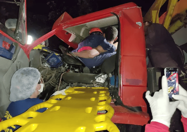Homem fica preso às ferragens de caminhão