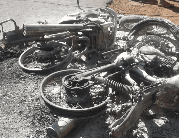As duas motos pegaram fogo na colisão