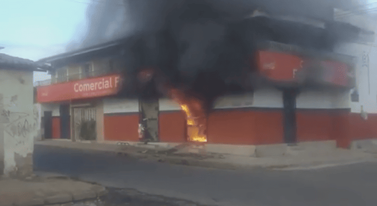 Comércio pega fogo na zona Norte de Teresina