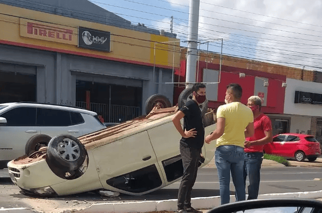 Carro capota na Avenida Presidente Kennedy