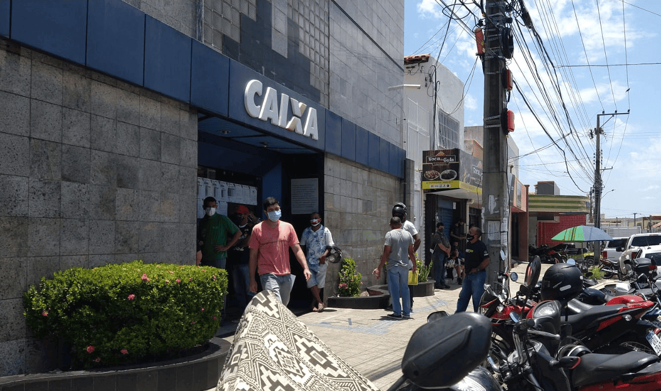 Clientes da Caixa reclamam que precisam aguardar atendimento sob o sol em Teresina