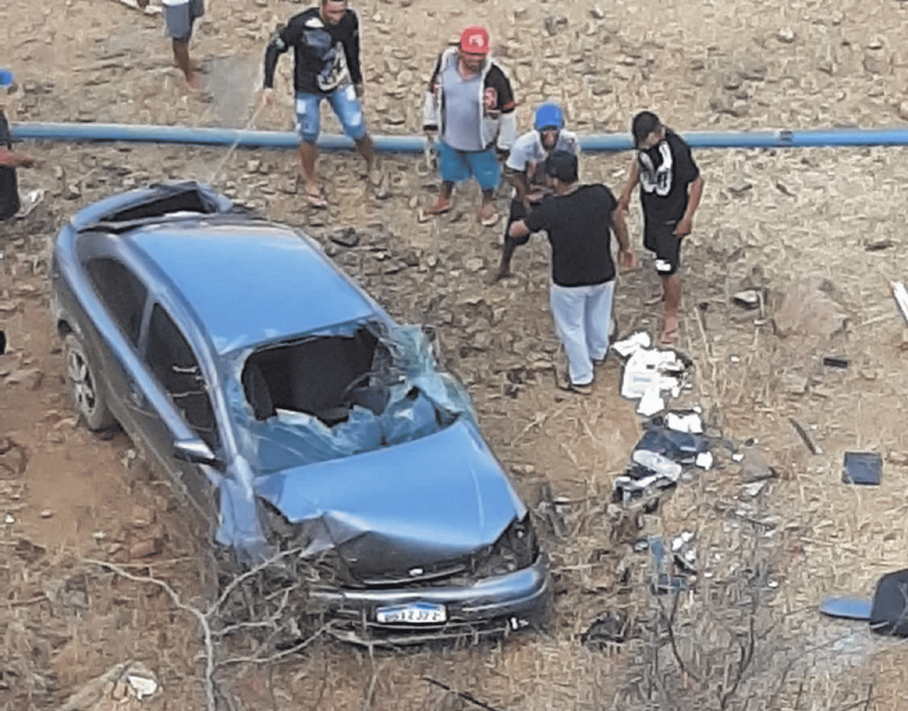 Carro desce ribanceira e três pessoas ficam feridas
