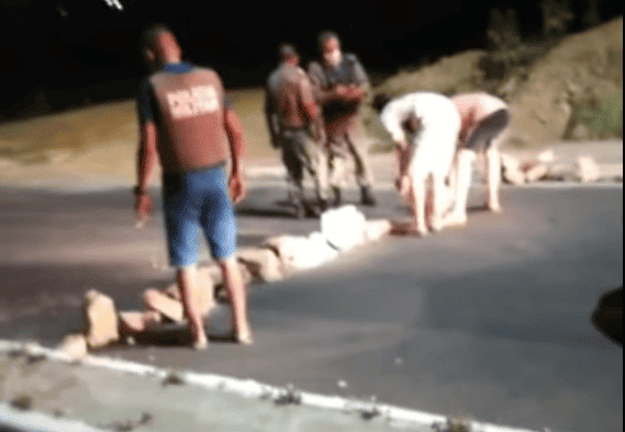Criminosos bloqueiam rua com pedras grandes para facilitar assaltos
