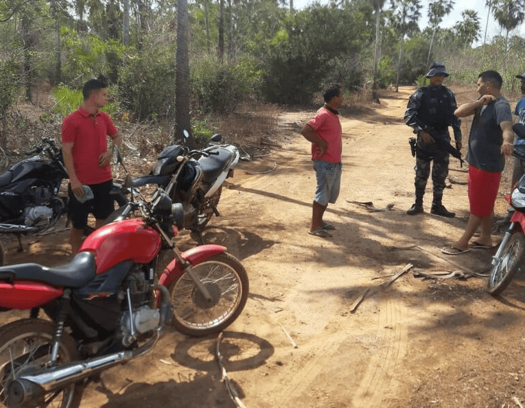 Criminosos abordam trabalhadores em estrada rural e levam 5 motos