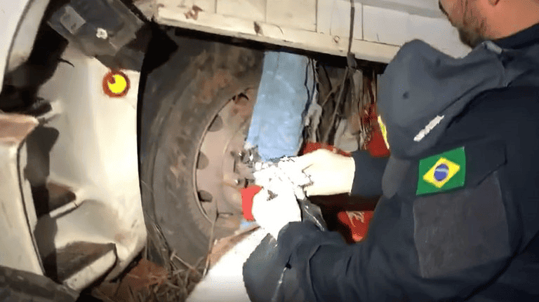 Caminhoneiro é flagrado transportando droga após se envolver em acidente