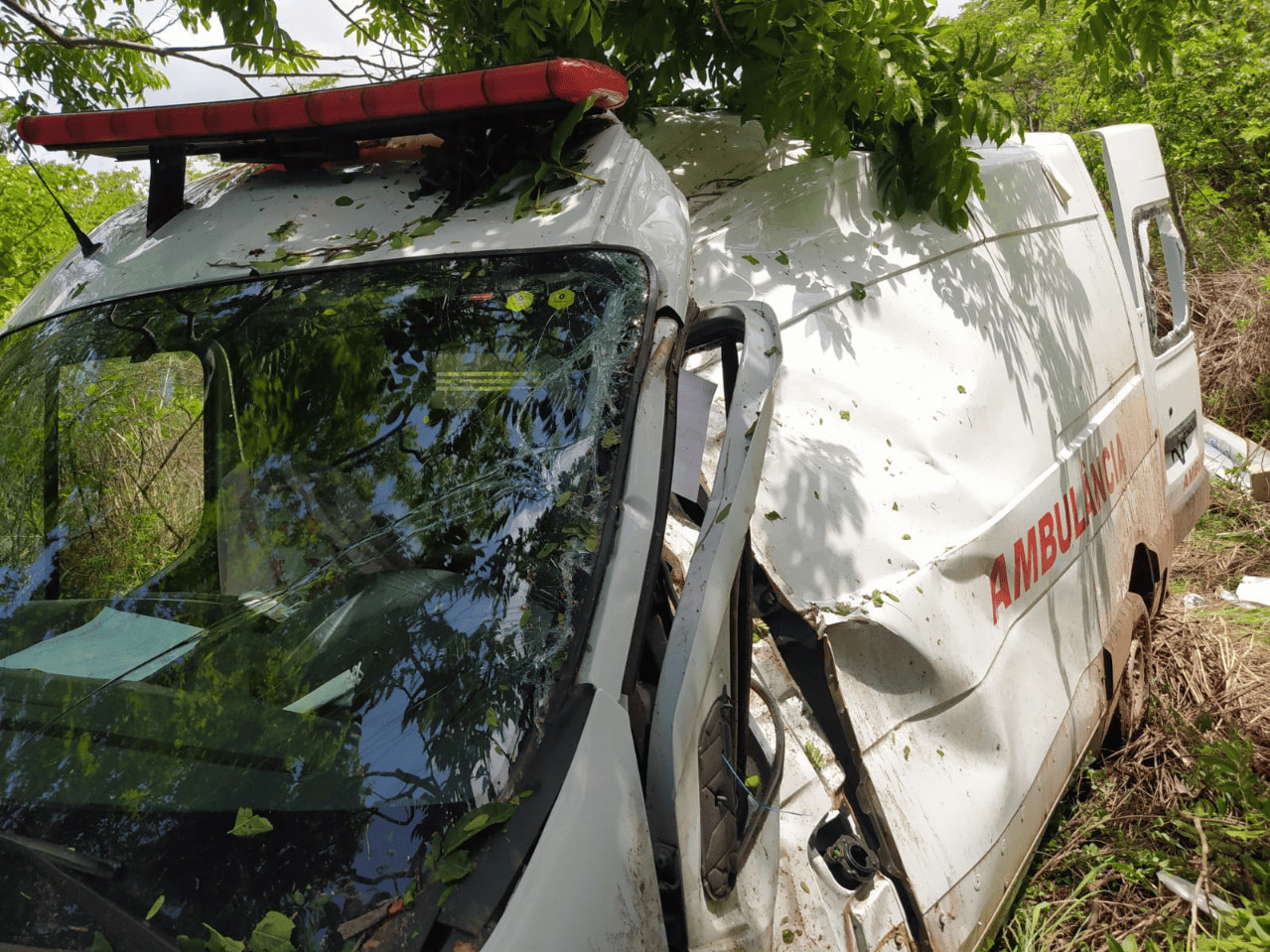 Ambulância tomba na BR 135 e motorista morre