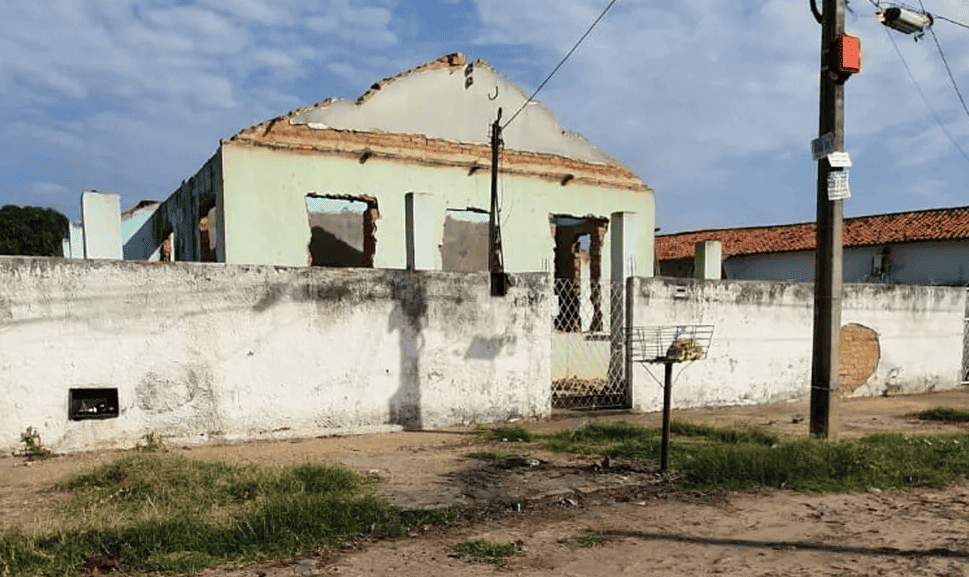 Telhado de casa abandonada desaba e mata homem em Teresina