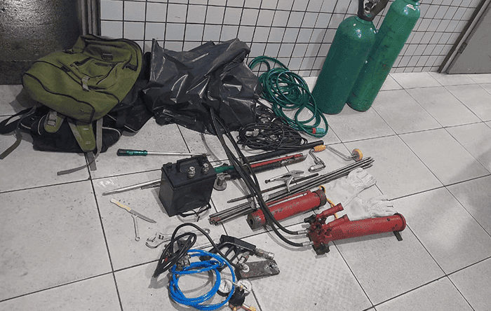 Dupla é presa tentando explodir caixa eletrônico de supermercado na zona Leste