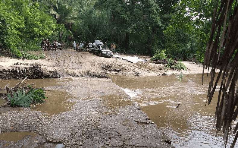 Local onde o carro caiu no riacho