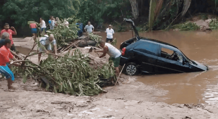 Carro da família sendo retirado da água